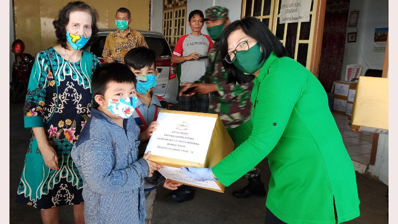 Ivonne Meyer Putong dan KCK Koorcabrem 131/Santiago Gelar Bakti Sosial di Panti Asuhan
