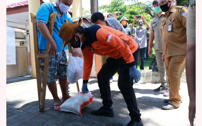Serahkan Bantuan Bahan Pokok di 3 Kelurahan, Vicky Lumentut Ingatkan Masyarakat Tetap Disiplin