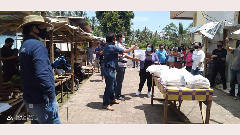 Syukuri 4 Tahun Kepemimpinan, Vicky Lumentut Serahkan Doorprize di Pasar Restorasi