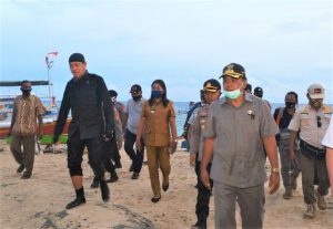 Kunjungi Kepulauan Sangihe, Kapolda Sulut Royke Lomowa Disambut Hangat Bupati Jabes Gaghana
