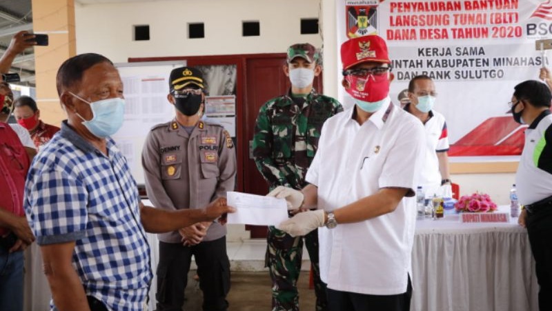 Advertorial: Bupati Royke Roring Serahkan BLT Dana Desa