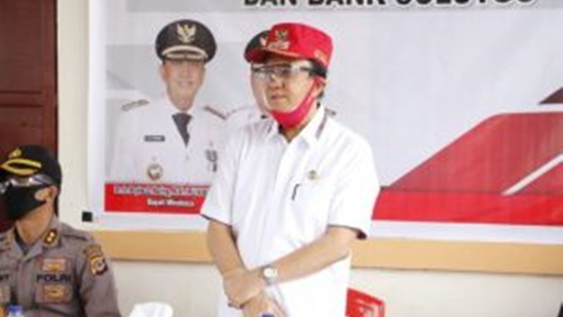 Advertorial: Bupati Royke Roring Serahkan BLT Dana Desa