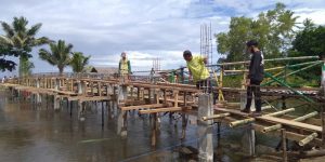 Desa Tombolikat Selatan Bangun Akses Jembatan Menuju Pantai