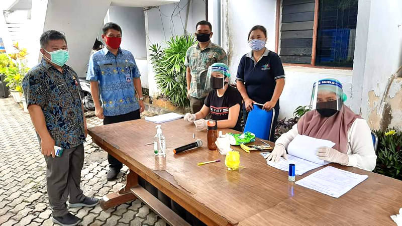 Disnaker Manado Salurkan Bantuan Pangan Pekerja Terdampak COVID-19