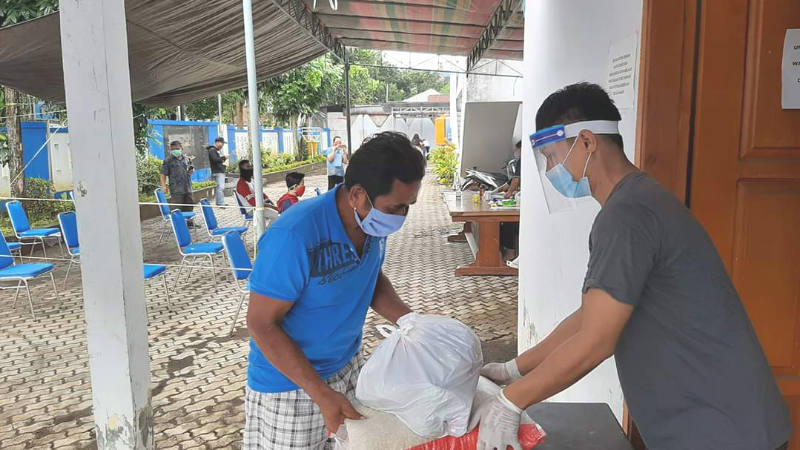 Disnaker Manado Salurkan Bantuan Pangan Pekerja Terdampak COVID-19