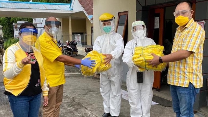 Partai Golkar Minahasa Serahkan Bantuan APD