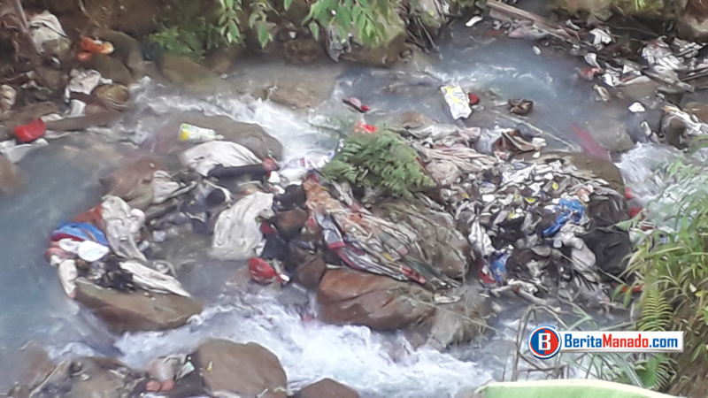  Etalase Desa  Leilem Satu Ini Jadi Tempat Buang Sampah 