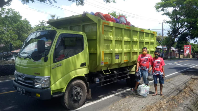 Azhar dan Relawan Joune Ganda Inisiatif Angkat Sampah di Airmadidi-Kalawat