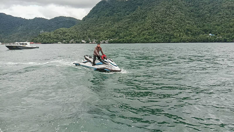 Kunker ke Sangihe, Kapolda Sulut Royke Lomowa Naik Jet Ski