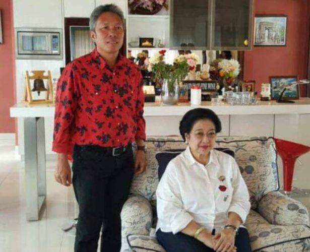 Sekretaris DPD PDIP Sulut sekaligus Bakal Calon Bupati Minsel Franky Donny Wongkar bersama Ketua Umum PDIP Megawati Soekarnoputri. 