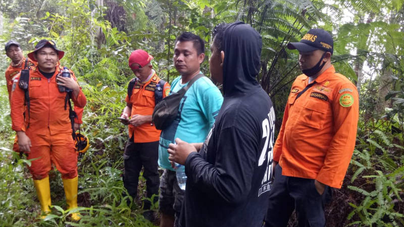 Basarnas Evakuasi 6 Warga Biga yang Tersesat di Pertambangan Bakan