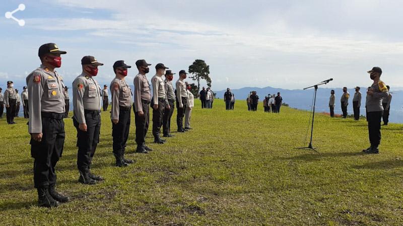 Kapolres Tomohon Pimpin Upacara Kenaikan Pangkat 17 Personel