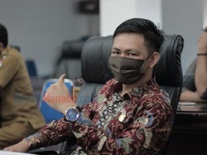 Peduli Covid-19, Politisi Nasdem Ini Bagikan APD di Pos Perbatasan Boltim