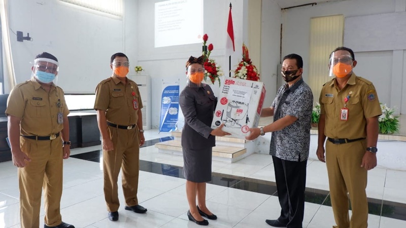 Bupati Evangelian Sasingen Serahkan Bantuan Alat Disinfektan