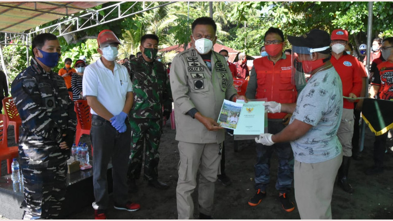 Danrem 131/Santiago Dampingi Gubernur Olly Dondokambey Serahkan Bantuan Sosial dan Sertifikat Tanah di Poopoh