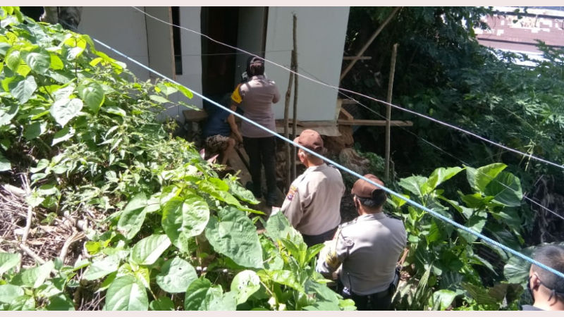 Jajaran Polsek Tikala Patungan Berikan Paket Sembako Untuk Masyarakat