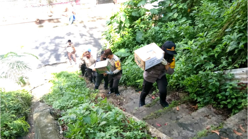Jajaran Polsek Tikala Patungan Berikan Paket Sembako Untuk Masyarakat