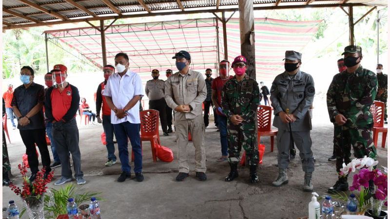 Dampingi Gubernur Sulut, Danlantamal VIII Serahkan Bantuan Di Pantai Timur Minahasa