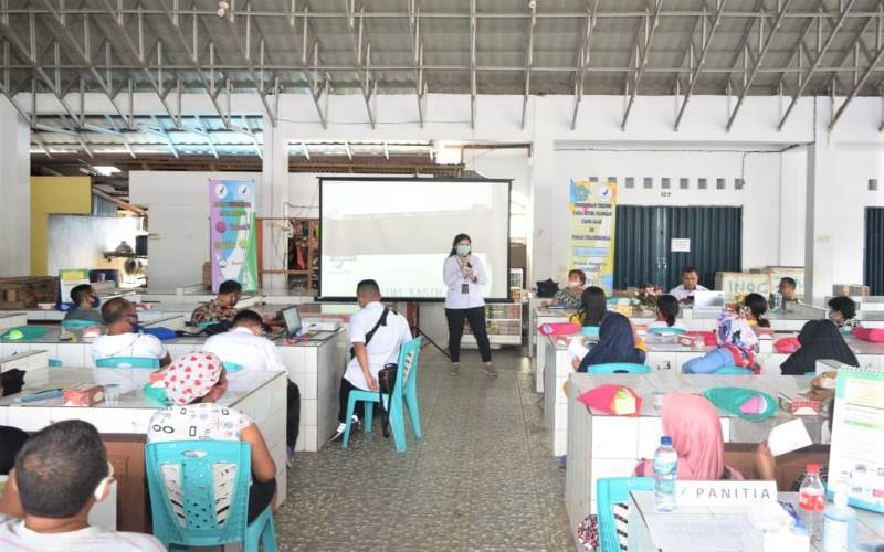 Gandeng Disperindagda, Loka POM Kepulauan Sangihe Gelar Bimtek Bagi Pelaku Ekonomi di Pasar Towo'e