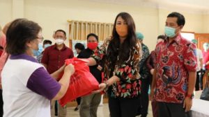 Didampingi Kartika Devi, Wagub Steven Kandouw Keliling Minahasa-Mitra Temui Warga Terdampak COVID-19