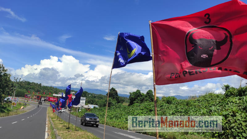 BERITA FOTO: Merah vs Biru, Perang Bendera di Jalan Ir Soekarno