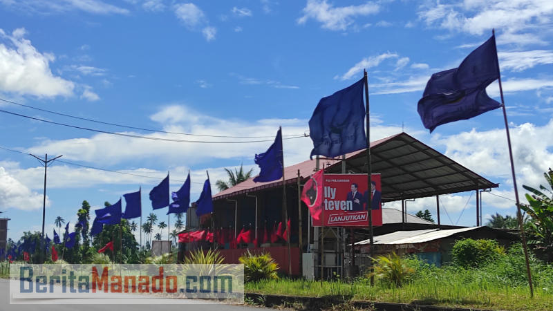 BERITA FOTO: Merah vs Biru, Perang Bendera di Jalan Ir Soekarno