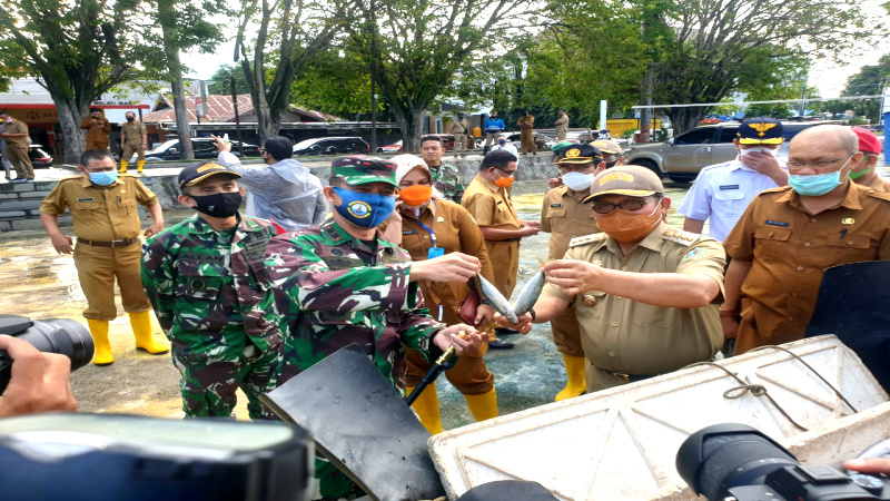 Bantu Korban Banjir, Lanal Gorontalo Serahkan Bantuan Ke Pemkot Gorontalo