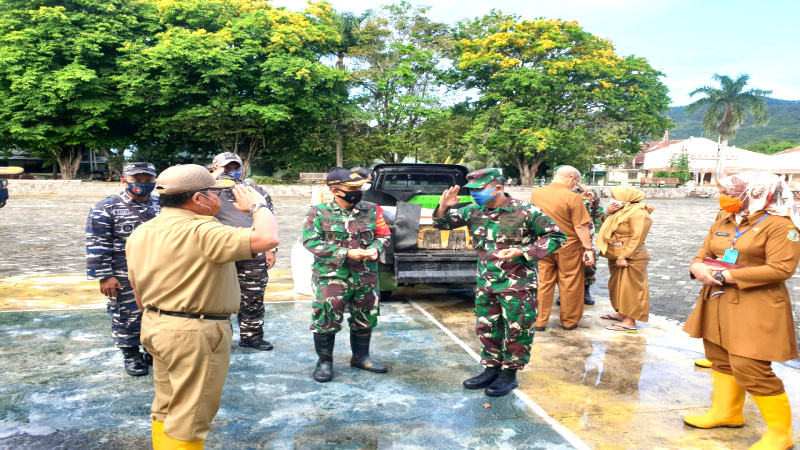 Bantu Korban Banjir, Lanal Gorontalo Serahkan Bantuan Ke Pemkot Gorontalo