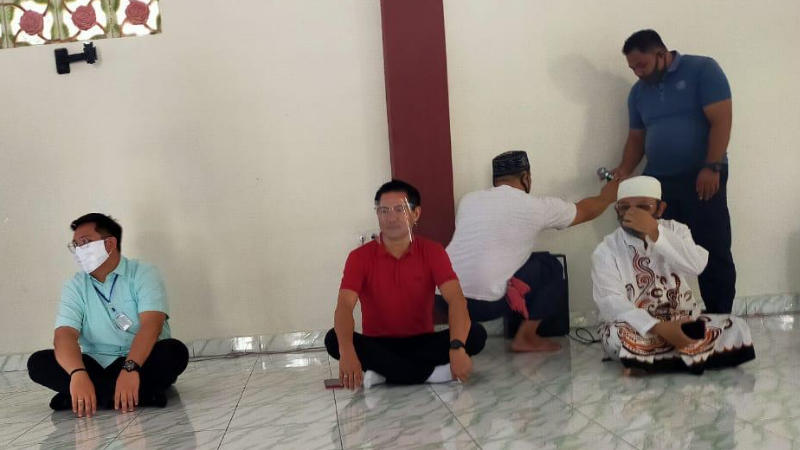 Tidak Hanya Gereja, Jamaah Masjid Juga Dapat Bantuan Joune Ganda-Kevin Lotulung