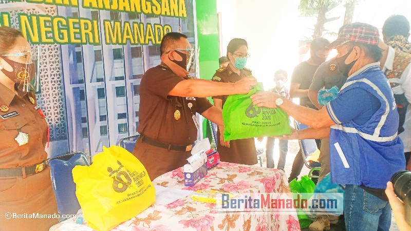 Peringati Hari Bhakti Adhyaksa Ke Kejari Manado Bagi Bagi Sembako