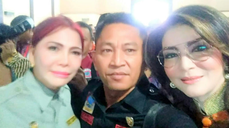 Sevry Nelwan diapit Bupati Minut Vonnie Panambunan dan Bupati Minsel Christiany Paruntu. 