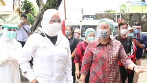 Rita Dondokambey Dampingi Tri Tito Karnavian Salurkan APD Bantuan OASE