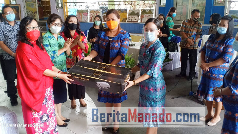 Penyerahan bantuan alat katering kepada kelompok perempuan kelurahan.