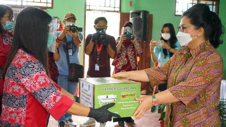 Rita Tamuntuan Serahkan Bantuan Ini Untuk PKK Desa Kopiwangker