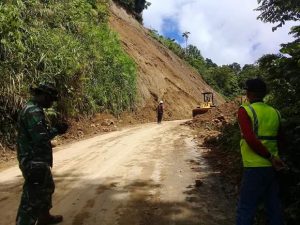Sempat Tertimbun Longsor, Jalan Tobongon-Badaro Kini Sudah Bisa Dilalui Kendaraan