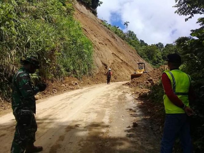 Sempat Tertimbun Longsor, Jalan Tobongon-Badaro Kini Sudah Bisa Dilalui Kendaraan 11 Sempat Tertimbun Longsor, Jalan Tobongon-Badaro Kini Sudah Bisa Dilalui Kendaraan