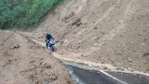 Jalan Tobongon-Badaro Tertutup Longsor, Warga Diminta Waspada di Musim Penghujan