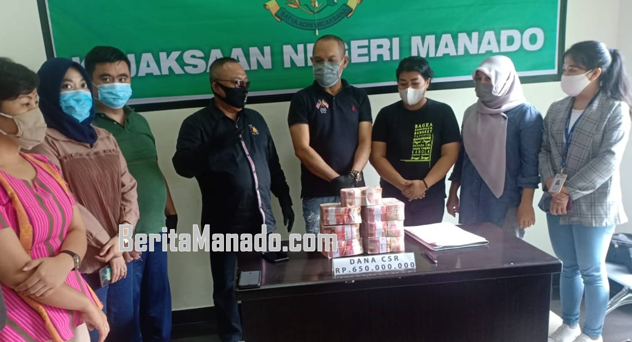 Kejari Manado menerima penyerahan uang Rp650 juta, terkait dugaan tindak pidana korupsi dana CSR Bank SulutGo