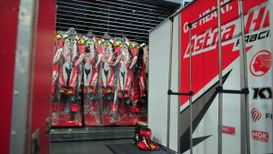 Ternyata Begini Cara Pembalap Merawat Baju Balapnya