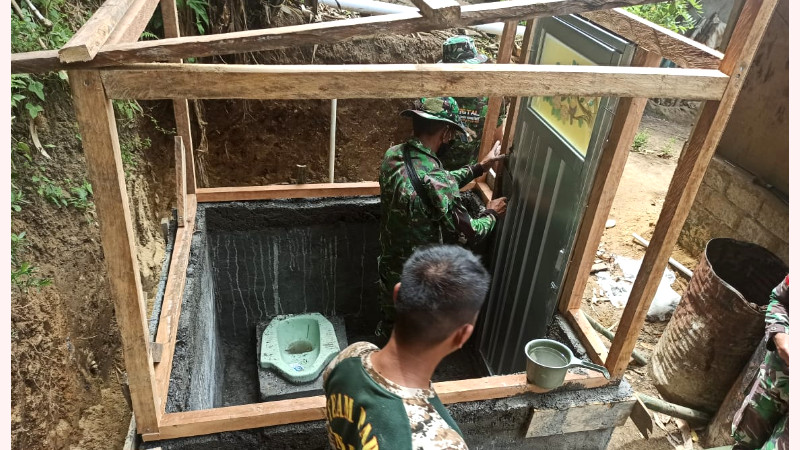 Satgas TMMD ke-108 Kodim 1302/Minahasa Buat Jamban untuk Warga