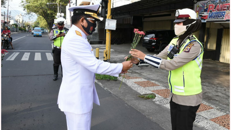 Pererat Solidaritas, Danlantamal VIII Beri Kejutan Kepada Kapolda Sulut di Hari Bhayangkara Ke-74