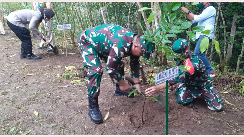 Brigjen TNI Prince Meyer Putong dan Wali Kota Tatong Tanam Pohon Berbagai Jenis di Hutan Kota
