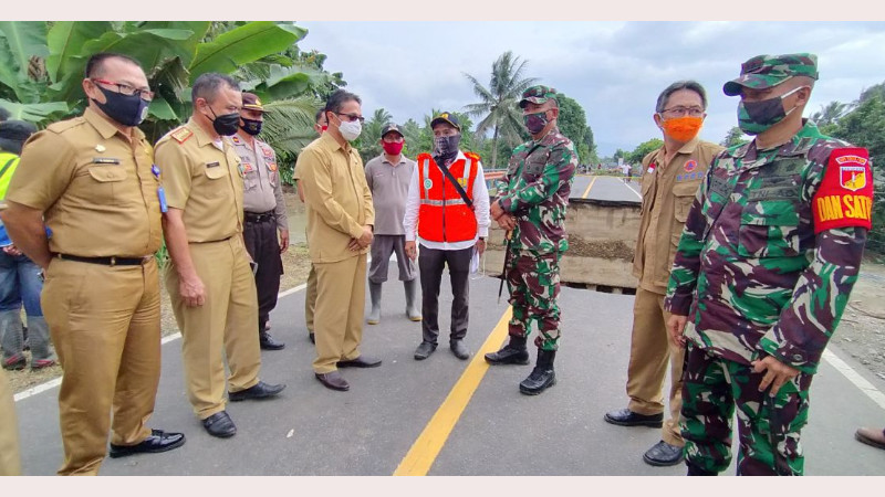 Danrem 131/Santiago Tinjau Lokasi Jembatan Putus di Desa Kosio, TNI Selalu Siap Bantu Rakyat 9 Danrem 131/Santiago Tinjau Lokasi Jembatan Putus di Desa Kosio, TNI Selalu Siap Bantu Rakyat