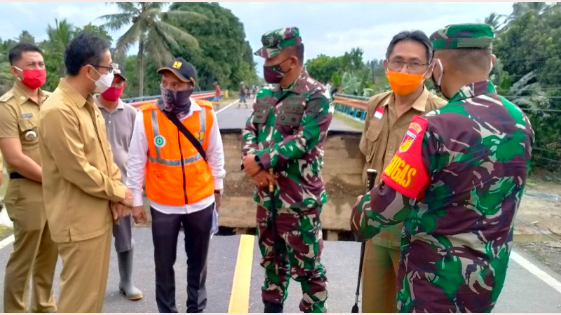 Danrem 131/Santiago Tinjau Lokasi Jembatan Putus di Desa Kosio, TNI Selalu Siap Bantu Rakyat