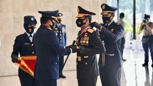 Kapolri Terima 3 Bintang Utama Darat, Udara, Laut dari Panglima TNI