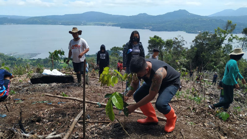 HIMAS 2020: Selamatkan Gunung Kamintong, Pemuda Adat Tanam Ratusan Pohon