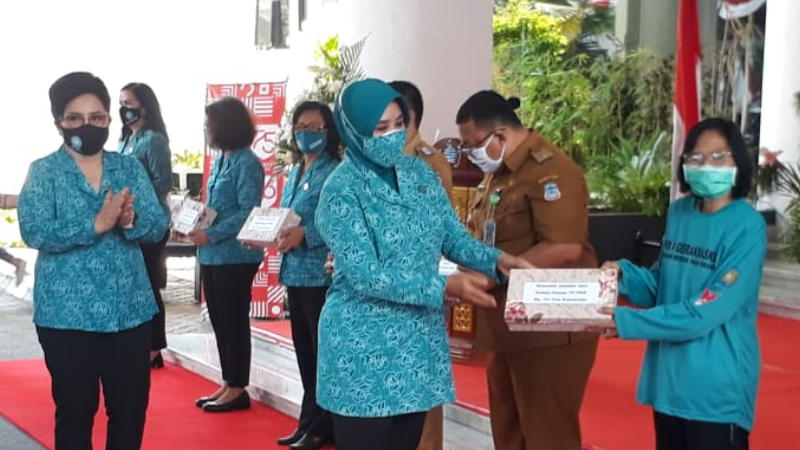 Bersama Rita Dondokambey, Tri Tito Karnavian Bagikan 200 Ribu Masker untuk Warga Sulut