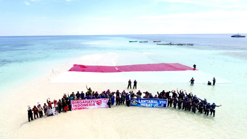 Bentangan Bendera Merah Putih Hiasi Pasir Timbul Pulau Nain