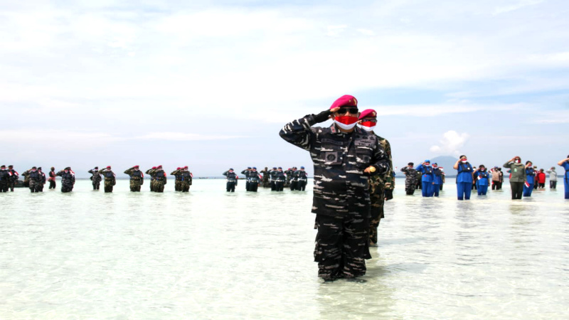 Bentangan Bendera Merah Putih Hiasi Pasir Timbul Pulau Nain 9 Bentangan Bendera Merah Putih Hiasi Pasir Timbul Pulau Nain