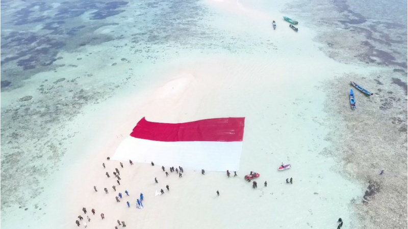 Bentangan Bendera Merah Putih Hiasi Pasir Timbul Pulau Nain 10 Bentangan Bendera Merah Putih Hiasi Pasir Timbul Pulau Nain